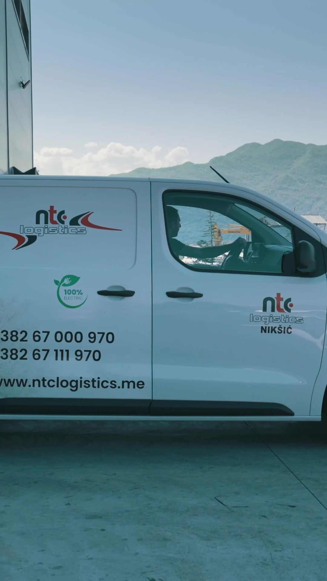 Vozač za volanom NTC kurirskog vozila