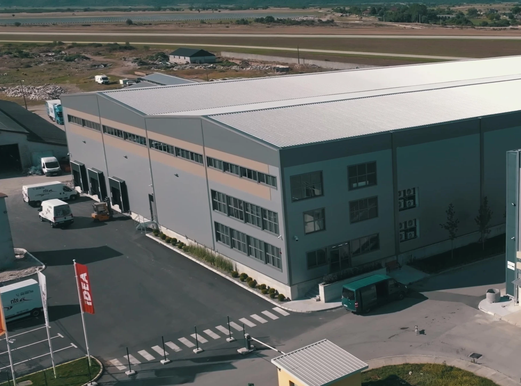 Ulazna fasada novog logističkog magacina izgrađenog 2025.