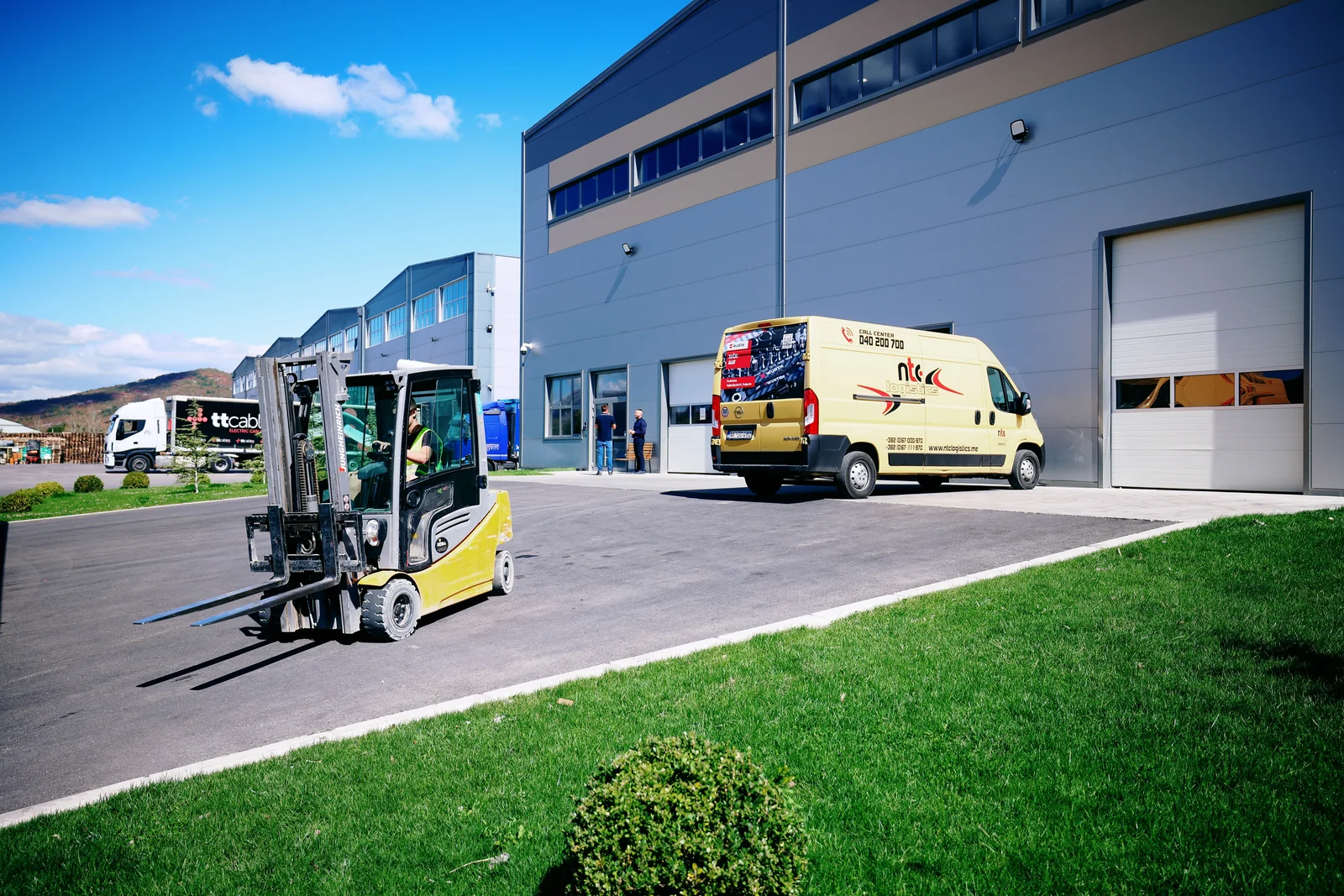Viličar i NTC dostavno vozilo ispred logističkog centra